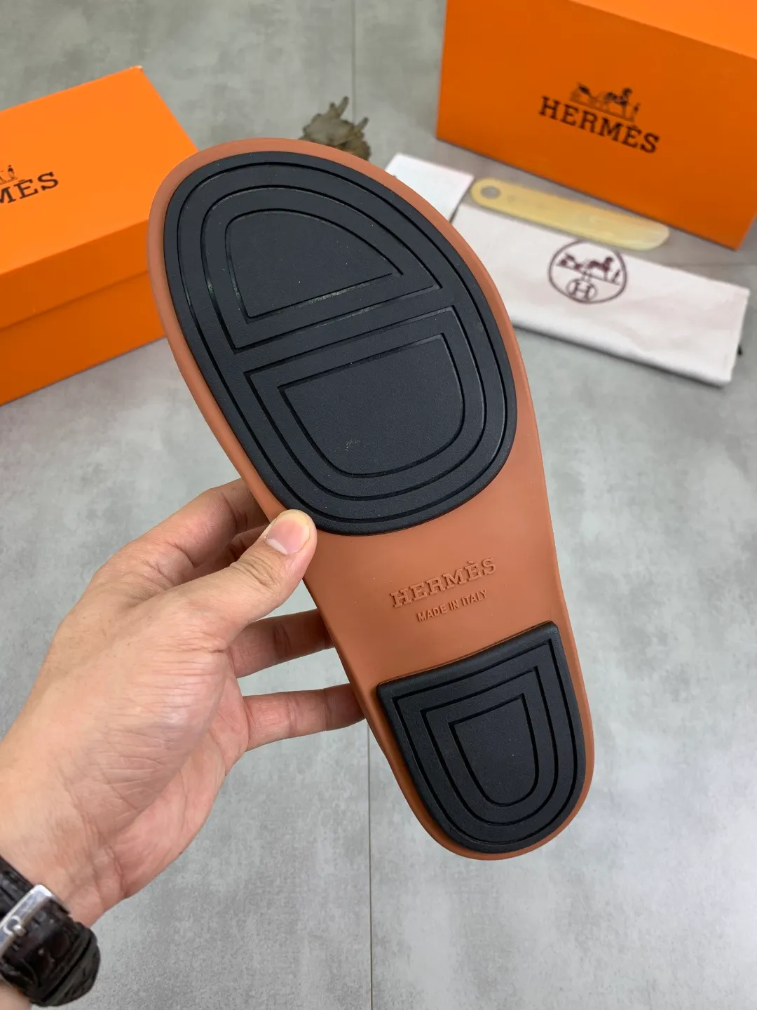 Men's shoes 💰P440 New [HERMES] high-end quality new Hermès slippers, made of imported calfskin, wear-resistant and non-slip rubber outsole. Fashionable and elegant code number: 39-44 (38 45 46 customized)